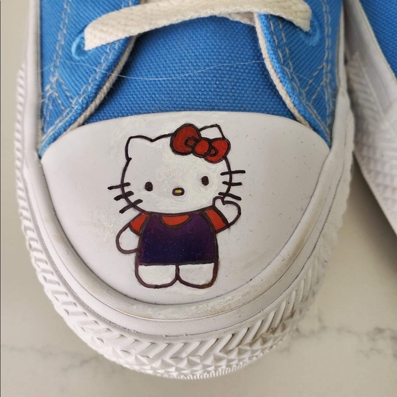💗 CONVERSE 💗 Hand Painted.  HELLO KITTY AND HEARTS 🥰 Size 8.5. - Picture 4 of 8